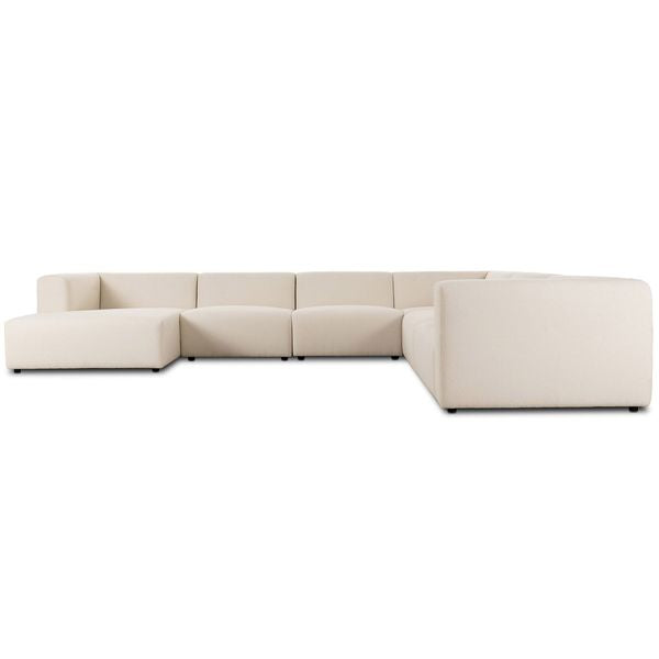 Sofa narozna o subtelnym charakterze z miekka linia w odcieniu bieli